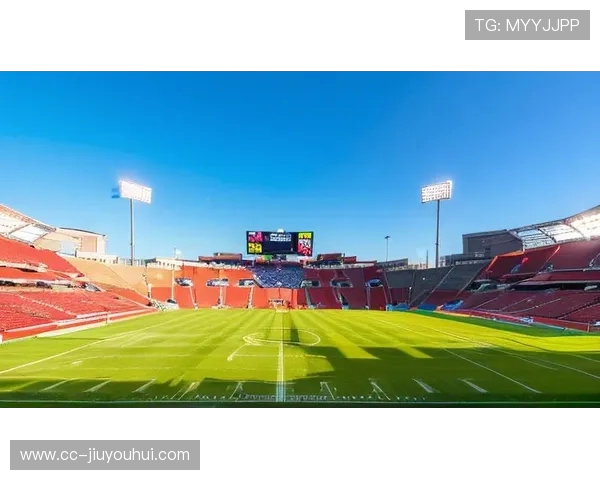 从地面视角捕捉足球飞驰瞬间展现运动力量与激情